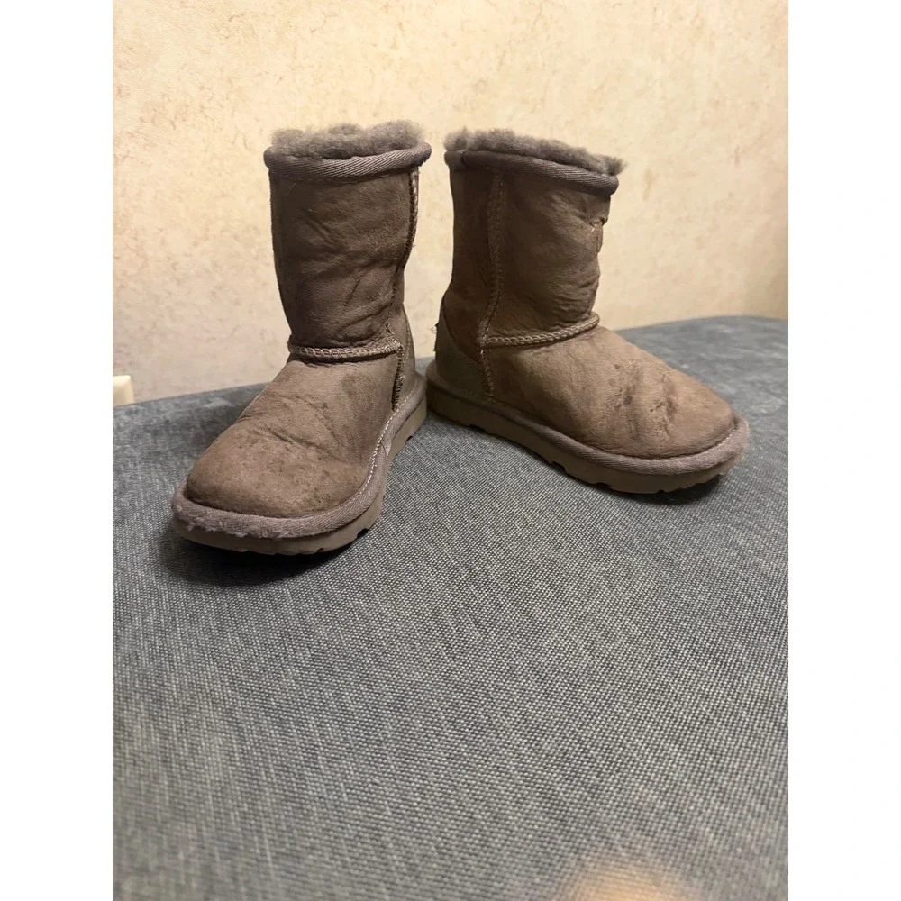UGG‎ Kids Classic Short II Grey Sheepskin Suede Boots Size 10 Toddler 1017703T